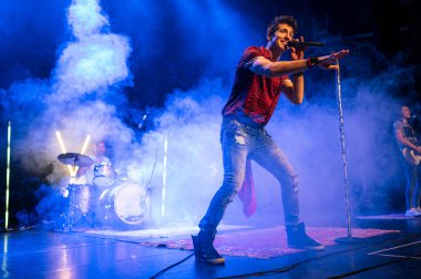 Rock 'n Roll grubu canlı performans sergiliyor.