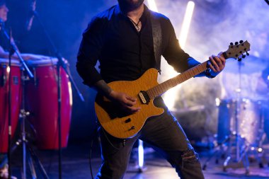 Rock 'n Roll grubu canlı performans sergiliyor.