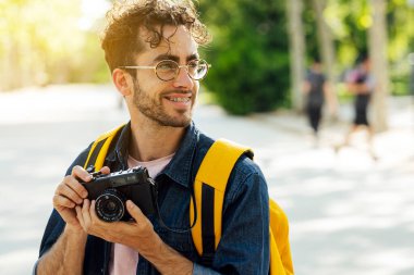 Madrid 'de analog kamerayla fotoğraf çeken genç bir adam..