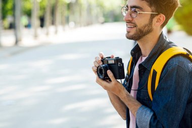 Madrid 'de analog kamerayla fotoğraf çeken genç bir adam..