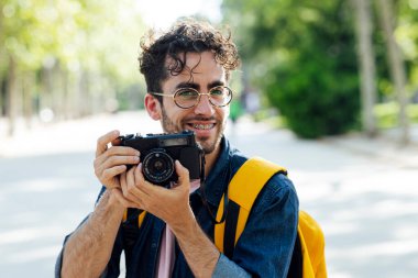 Madrid 'de analog kamerayla fotoğraf çeken genç bir adam..