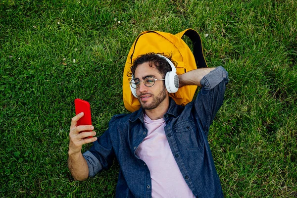 Outdoor Portrait Handsome Young Hipster Man Listening Music Headphones Mobile — Φωτογραφία Αρχείου