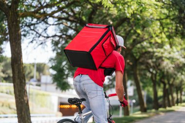 Şehirde yüksek hızda kuryeyle yemek getiren adam..