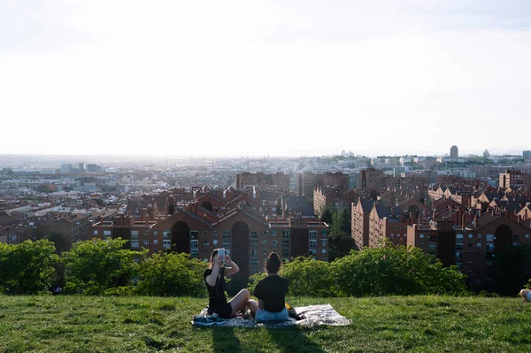 西班牙马德里市两名观看日落的人的照片 — 图库照片