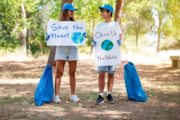 Vrouw Kind Vrijwilligers Halen Afval Houden Een Clean World Vast — Stockfoto