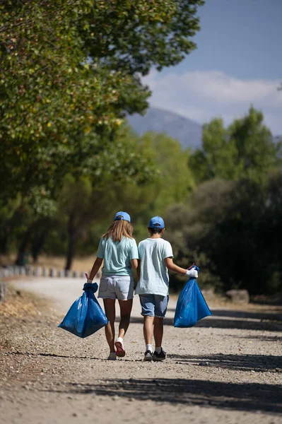 Εθελοντής Γυναίκα Και Αγόρι Μαζεύουν Σκουπίδια Ένα Πάρκο — Φωτογραφία Αρχείου