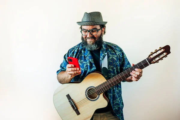 Hombre Barbudo Feliz Usando Smartphone Con Guitarra Acústica —  Fotos de Stock