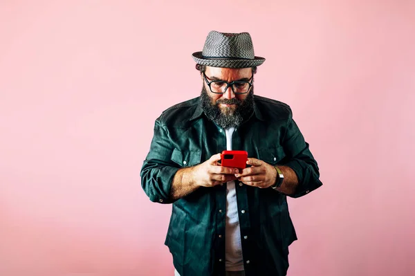 Бородатий Товстий Чоловік Використовує Смартфон — стокове фото