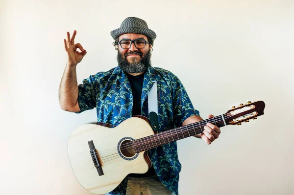 Hombre Barbudo Feliz Tocando Guitarra Acústica Sobre Fondo Rosa —  Fotos de Stock