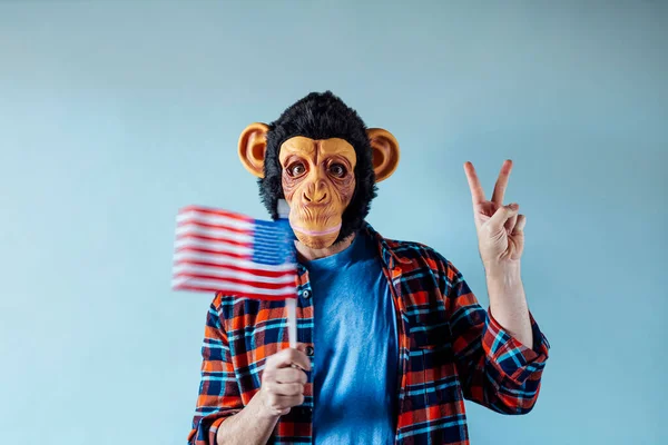 Άνθρωπος Μάσκα Πιθήκου Και Σημαία Των Ηνωμένων Πολιτειών Της Αμερικής — Φωτογραφία Αρχείου