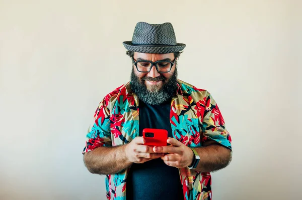 Baard Vet Man Met Behulp Van Smartphone — Stockfoto