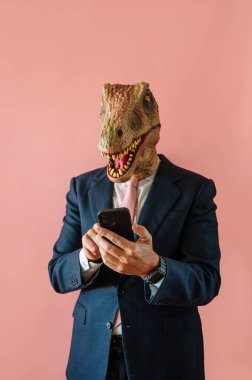 Elinde akıllı telefon tutan, kertenkele kafalı öforik bir adam..