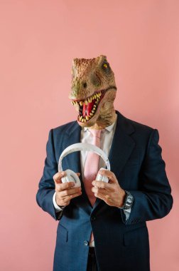 Kertenkele kafalı ve kulaklıklı adam dans ediyor..