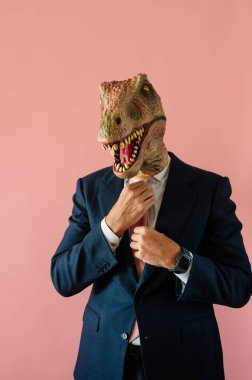 Elinde akıllı telefon tutan, kertenkele kafalı öforik bir adam..