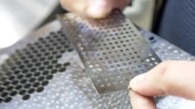 Metal yapılar ve makineler üretiyor.