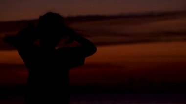 Duygusal Kız Çocuklar Silueti Dramatik Gün batımına atlıyor