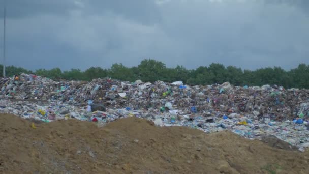 Çöp boşaltım alanı atık malzemelerle dolu — Stok video