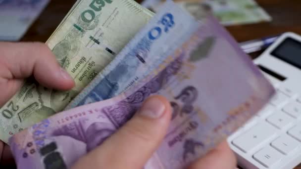 Dłonie biznesmenów liczą banknoty baht — Wideo stockowe