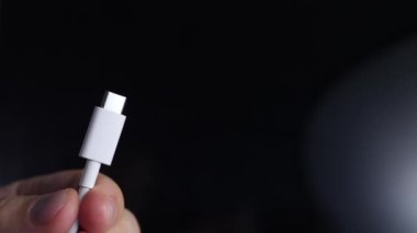 USB Tip-C bağlantısı olan beyaz kablo