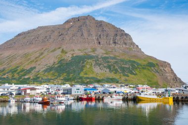 İzlanda 'da Bolungarvik Limanı ve Tradarhyrna Dağı