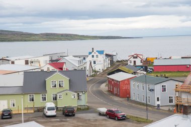 Kuzey İzlanda Strandir 'deki Steingrimsfjordur fiyordunda Holmavik kasabası