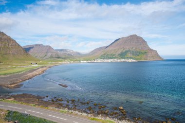 Kasabaya ve Tradarhyrna Dağı 'na doğru Bolungarvik Körfezi' ne bakın.