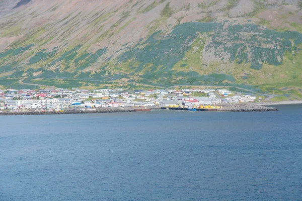 町や山に向かってBolungarvik湾を見下ろす Tradarhyrna — ストック写真