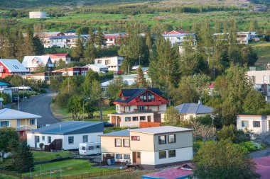 Doğu İzlanda 'nın Reydarfjordur kasabası Bir yaz akşamı
