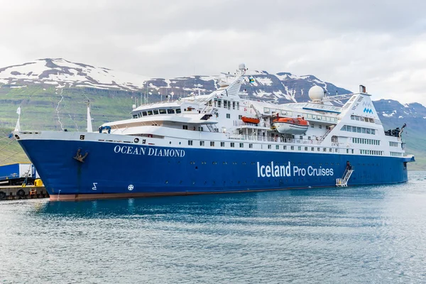 Seydisfjordur İzlanda - 17 Temmuz. 2021: Seydisfjordur limanında seyir gemisi Ocean Diamond