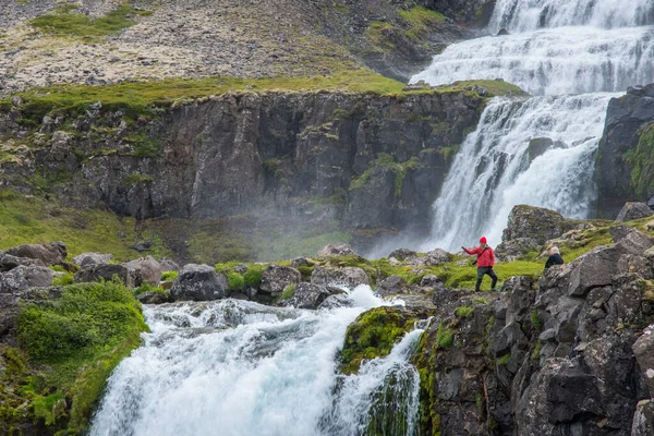 Исландия Июля 2021 Туристы Наслаждающиеся Водопадом Dynjandi Arnarfjordur Западных Фьордах — стоковое фото