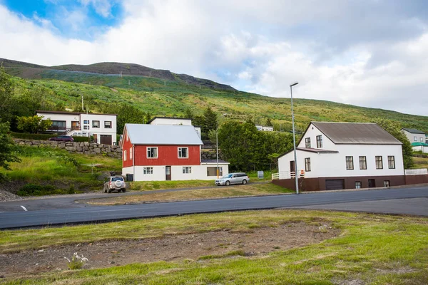 東アイスランドのエスキフィヨルドゥール村に建物 — ストック写真