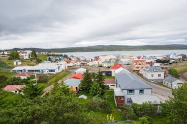 Kuzey İzlanda Strandir 'deki Steingrimsfjordur fiyordunda Holmavik kasabası