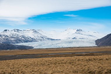 Flaajokull buzulu Güney İzlanda kırsalında güneşli bir bahar gününde