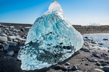 Eystri Fellsfjara sahilindeki buzdağı, Güney İzlanda 'da turistler tarafından Diamond Beach olarak bilinirdi.