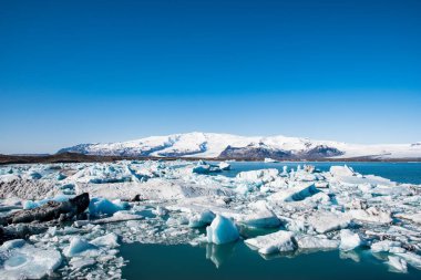 Güney İzlanda 'da güneşli bir bahar gününde Jokulsarlon Buzul Gölü