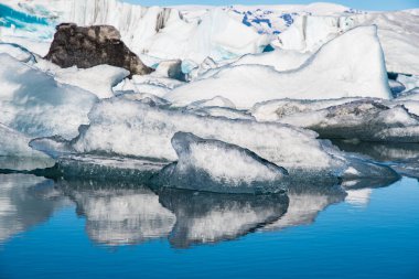 Güney İzlanda 'da güneşli bir bahar gününde Jokulsarlon Buzul Gölü