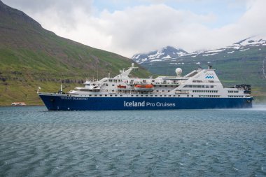 Seydisfjordur İzlanda - 17 Temmuz. 2021: Doğu İzlanda 'daki Seydisfjordur limanında seyir gemisi Ocean Diamond