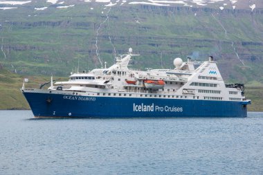Seydisfjordur İzlanda - 17 Temmuz. 2021: Doğu İzlanda 'daki Seydisfjordur limanında seyir gemisi Ocean Diamond