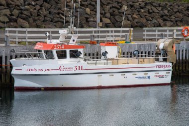 Borgarfjordur Eystri İzlanda - 17 Temmuz. 2021: HAfnarholmi limanında balıkçı teknesi