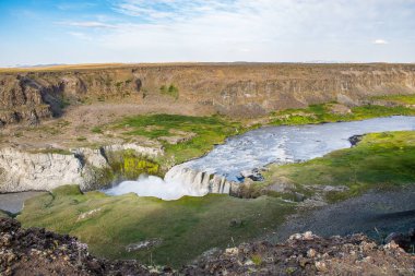 Kuzey İzlanda 'da Jokulsa nehrinde Şelale DHafragilsfoss