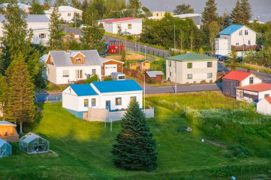 Doğu İzlanda 'nın Reydarfjordur kasabası Bir yaz akşamı