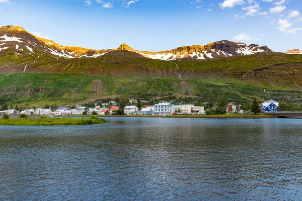 Πόλη Της Syedisfjordur Στην Ανατολική Ισλανδία Μια Καλοκαιρινή Ημέρα — Φωτογραφία Αρχείου