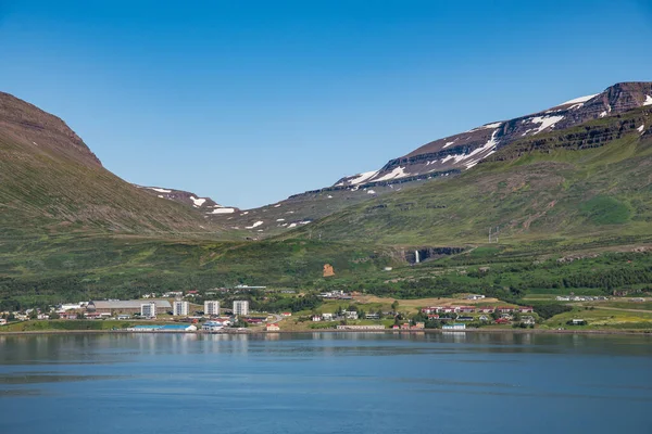晴れた夏の日に東アイスランドのReydarfjordur町を見下ろす — ストック写真