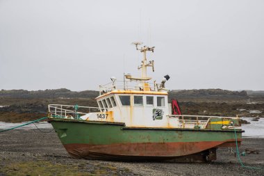 Reykholar İzlanda - 5 Temmuz. 2021: Tekne sahilde karaya oturdu
