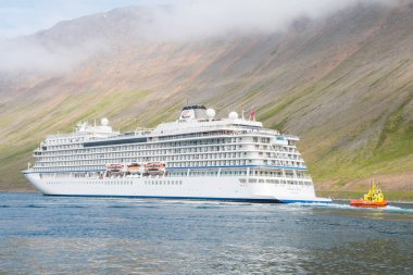 İzlanda 'yı 5 Temmuz' da korudum. 2021: Viking Sky adlı gemi Isafjordur limanından ayrılıyor