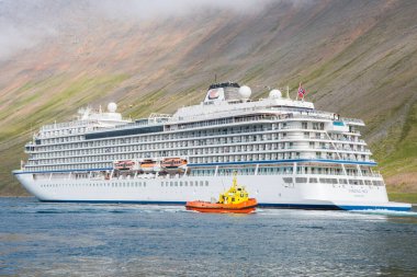 İzlanda 'yı 5 Temmuz' da korudum. 2021: Viking Sky adlı gemi Isafjordur limanından ayrılıyor