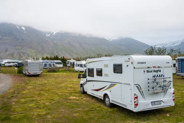 Bolungarvik İzlanda - 5 Temmuz. 2021: Bolungarvik 'teki kamp alanında motorlu ev ve kervanlar