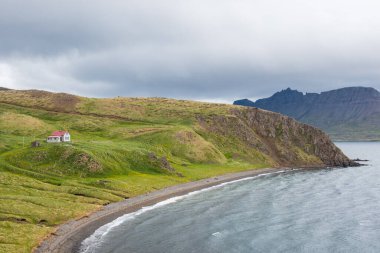 Batı İzlanda Strandir 'de Reykjarfjordur' da Naustvik 'in eski çiftlik evi.