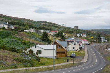 Kuzey İzlanda Strandir 'deki Steingrimsfjordur fiyordunda Holmavik kasabası