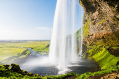 Seljalandsfoss 'un güzel şelalesi Güney İzlanda' da güneşli bir yaz gününde